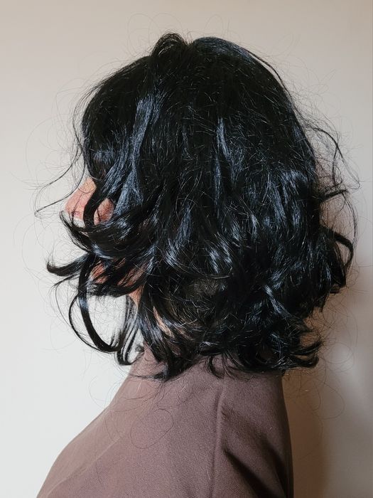 Peruka czarna z półdługimi włosami