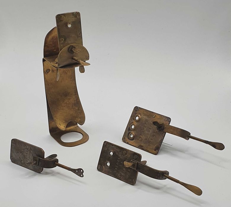 Quatro réplicas de microscópios antigos de Antoni Van Leeuwenhoek