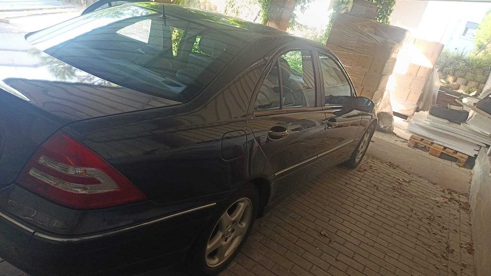 Mercedes W203 2002 Gasolina/GPL em boa condição geral