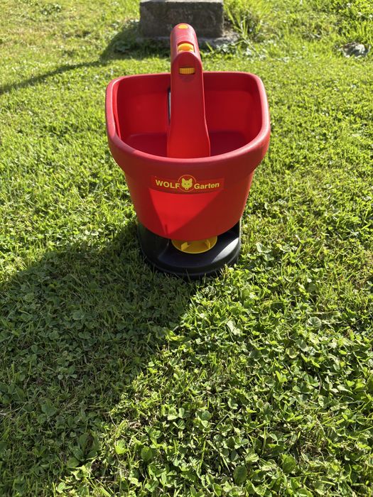 Rozsiewacz Wolf Garden WE-B na baterie