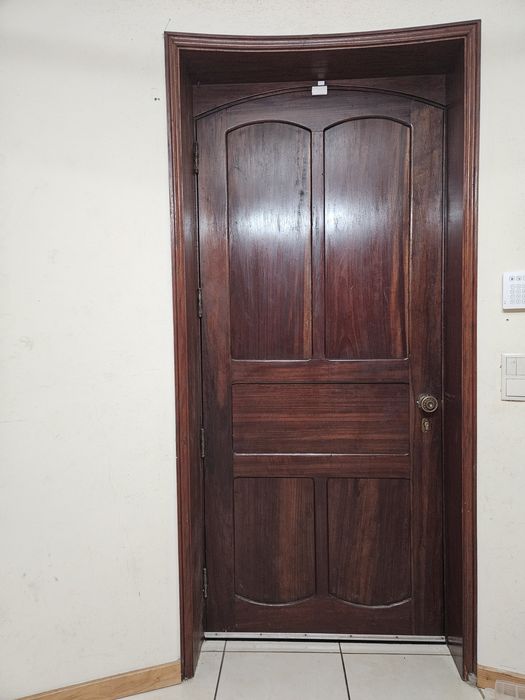 Porta Antiga em Madeira Maciça (Possivelmente Mogno) – 216 × 95 cm