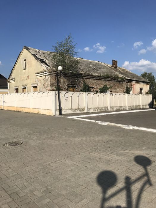 Нежитлова фасадна будівля під комерцію