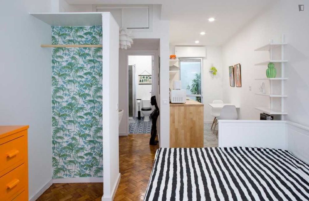 Estúdio com estilo no coração do arroios com patio — o bairro mais cosmopolita de lisboa