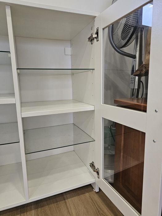 Aparador/Vitrina branca com portas de vidro