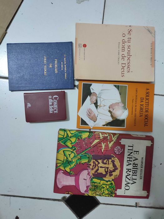 Lote 75 Publicações Diversas sobre Religião Católica