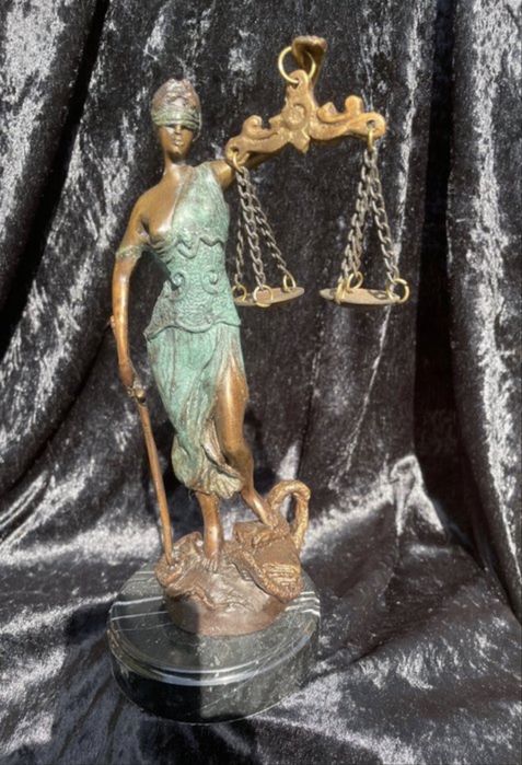 Balança senhora da justiça em bronze 23 cm