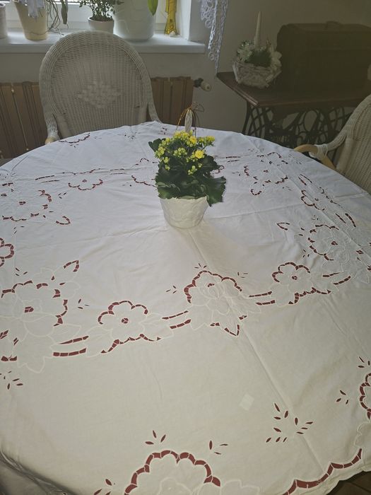 Obrusy białe haftowane