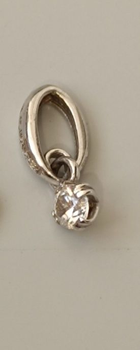 Кулон из золота с цирконием.