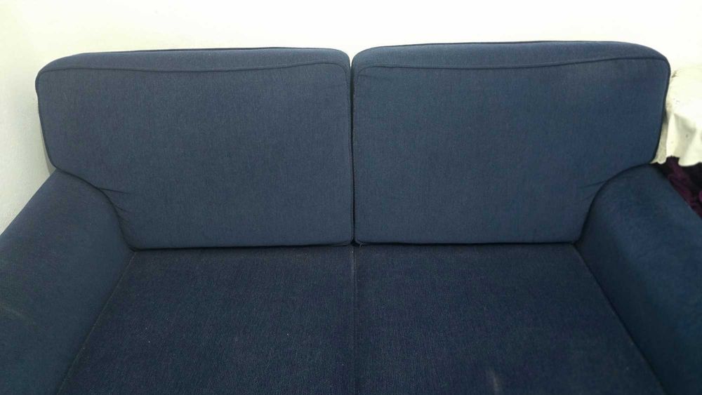 Sofá-Cama de 2 Lugares (Azul-Escuro) – Excelente Estado!
