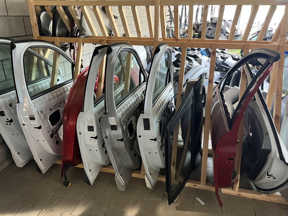 Двері двери передние задние Renault Scenic Megane Clio