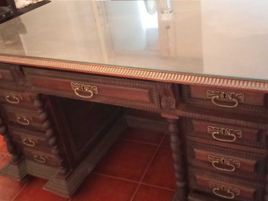 Secretária em pau preto.