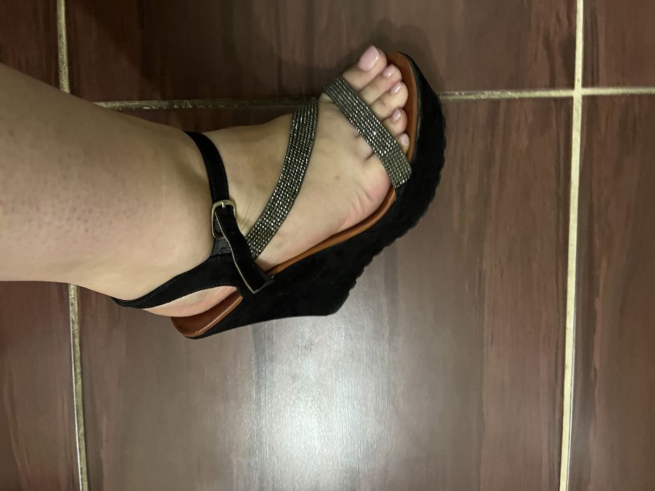 Босоніжки на танкетці