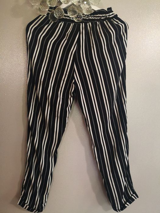 Spodnie w paski czarno białe