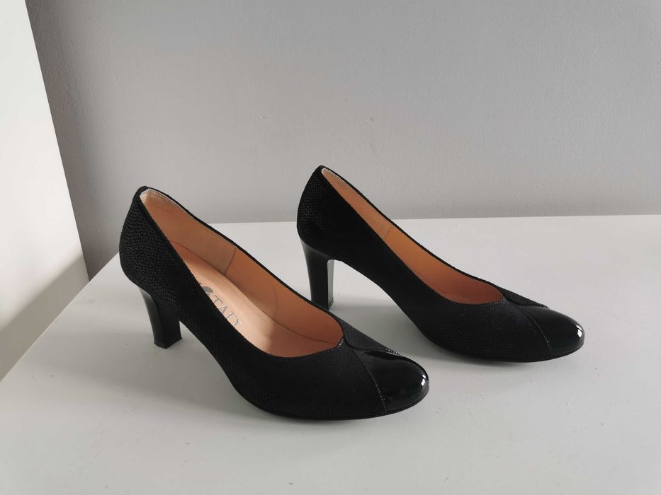 Śliczne czarne buty na obcasie 7,5 cm z motywem skóry węża