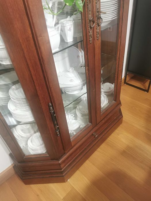 Vendo cristaleira em madeira com prateleiras e espelhos