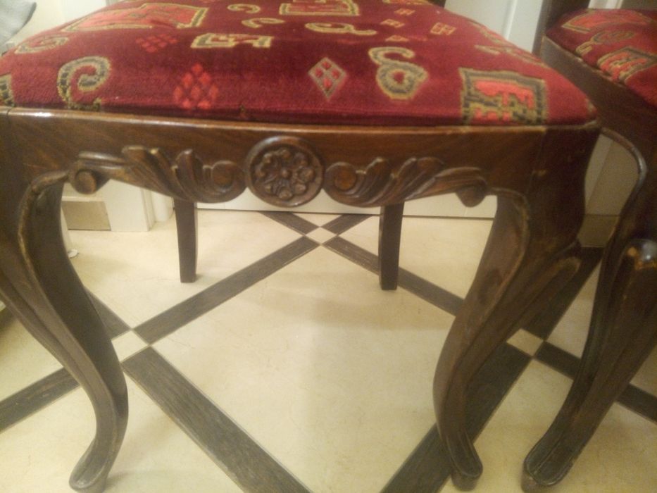 Два крісла різблені