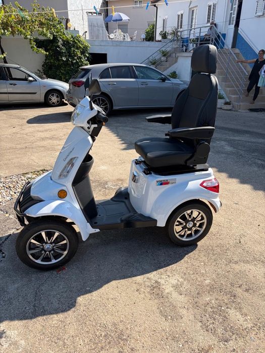 Scooter eletrica de 4 rodas