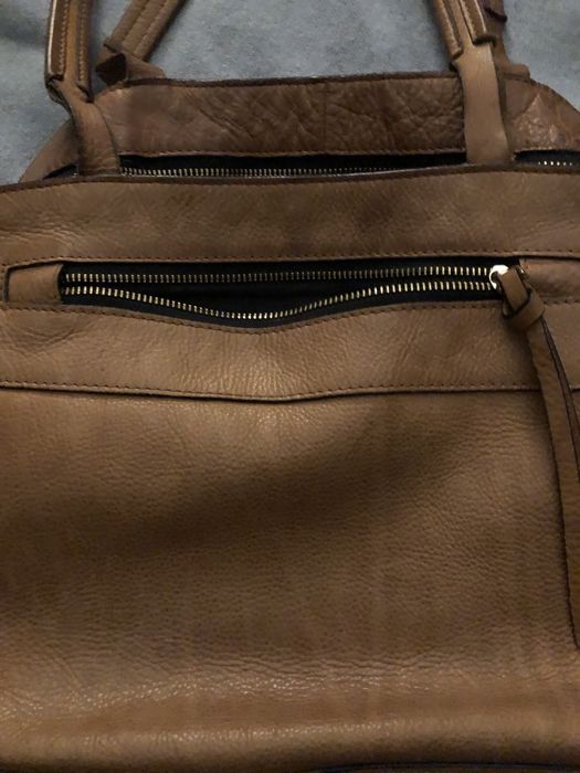 Mala com alças , arrumacão no interior, fecho interior e exterior