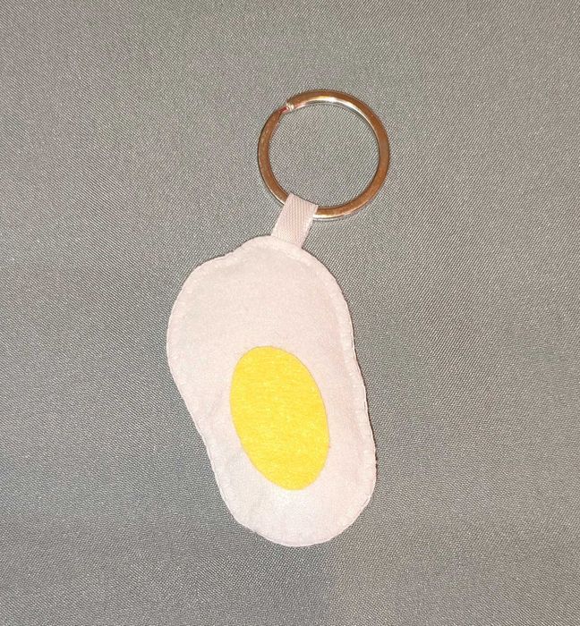 Brelok Jajko sadzone z filcu Handmade