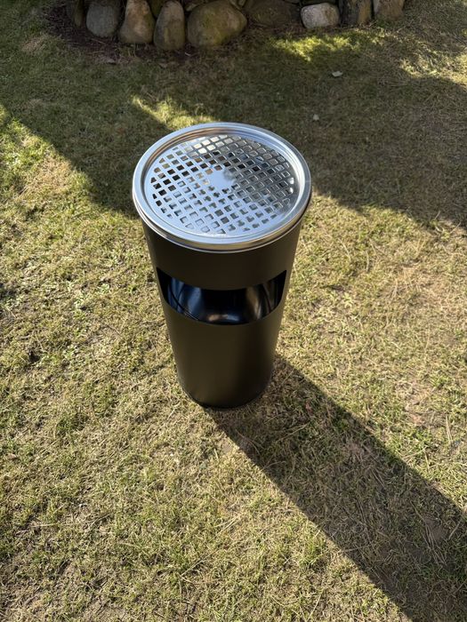 Wolnostojacy kosz na smieci z wbudowana popielniczką