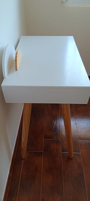 Secretaria com espaço de arrumação
