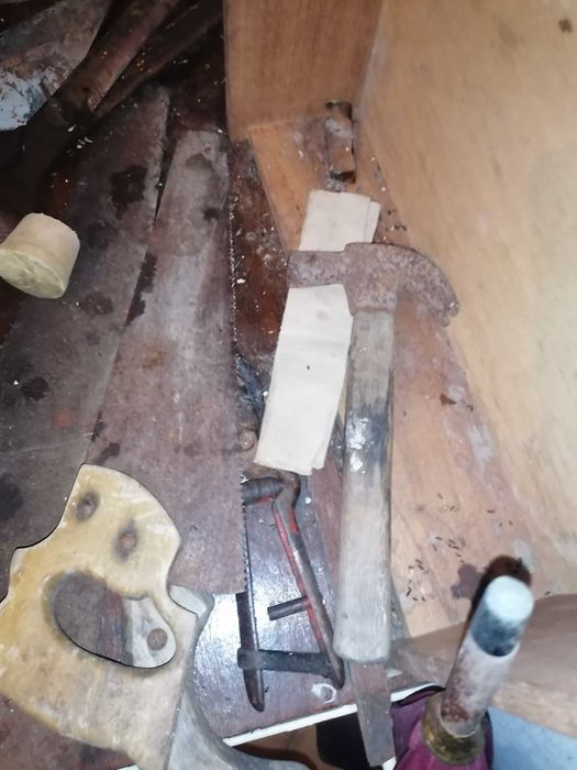 3 serrotes antigos uma tesoura grande com martelo e colher