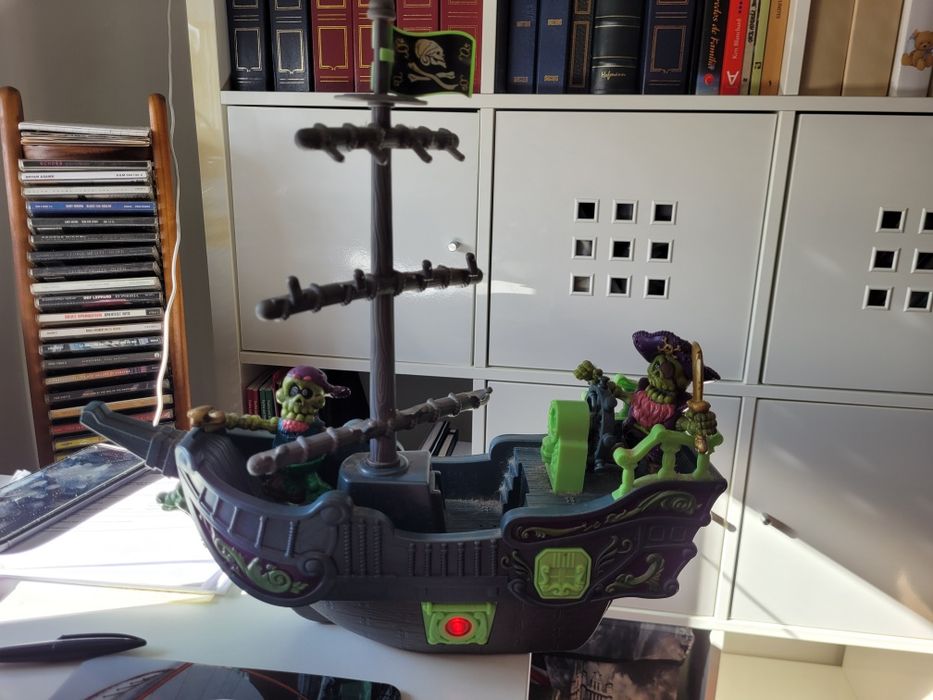 Pirate Ship with Sound and Two Pirate Figures