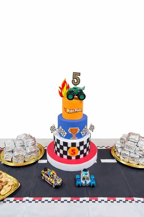 Bolo fake (cenográfico)para festa de aniversário