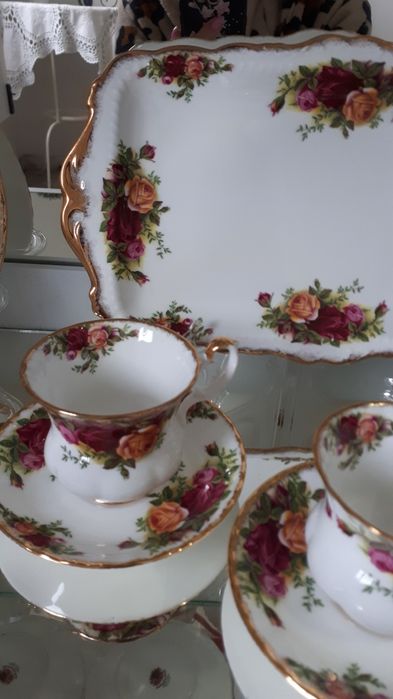 Travessa torradas + 3 chávenas café Royal Albert