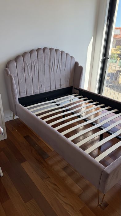 Cama casal com cabeceira em veludo rosa 140x190