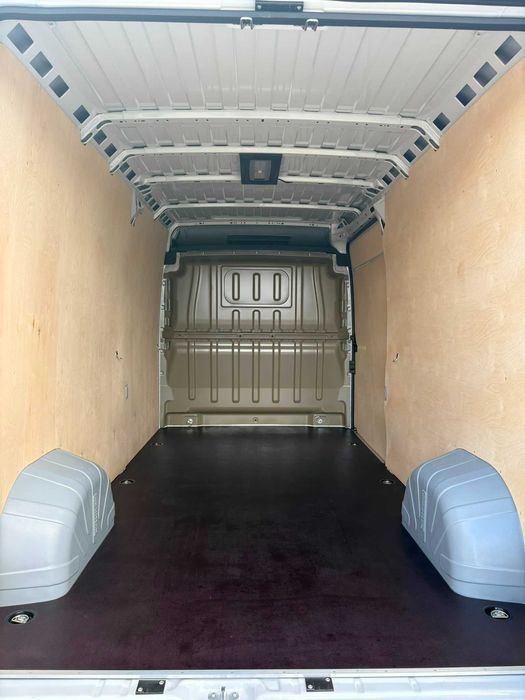 Zabezpieczenie przestrzeni ładunkowej w aucie Citroen Jumper L3H2