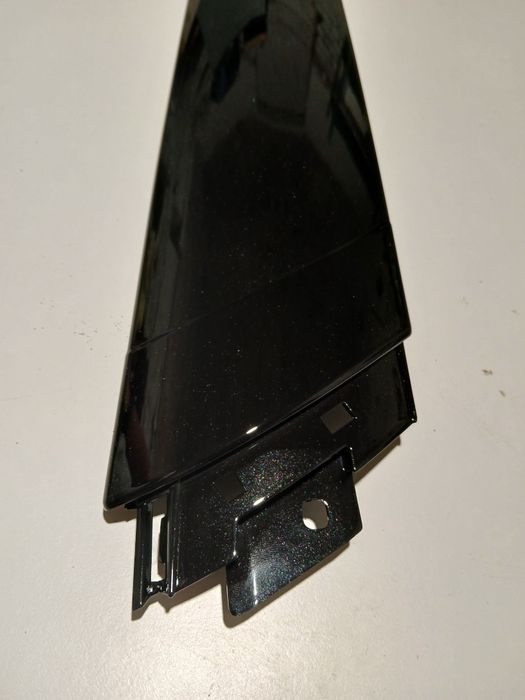 lewa listwa maskujaca szyby przod L8B2-025A53-B Land Rover