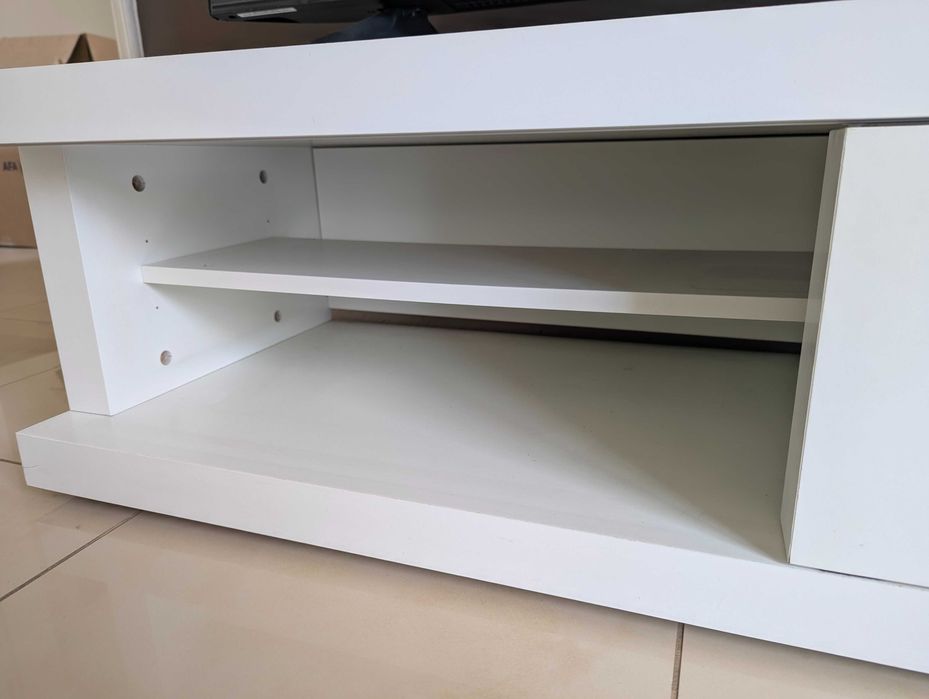 Móvel branco IKEA para televisão