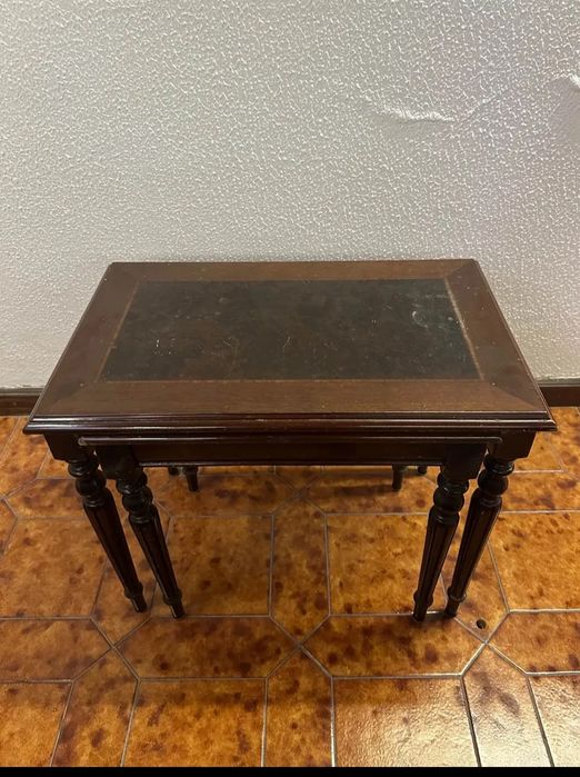 Par de mesas de apoio que encaixam