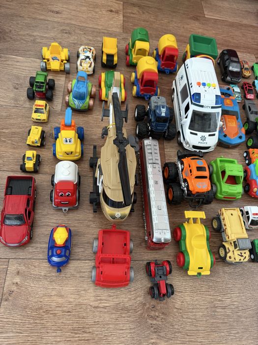 Автомобілі, техніка іграшкові