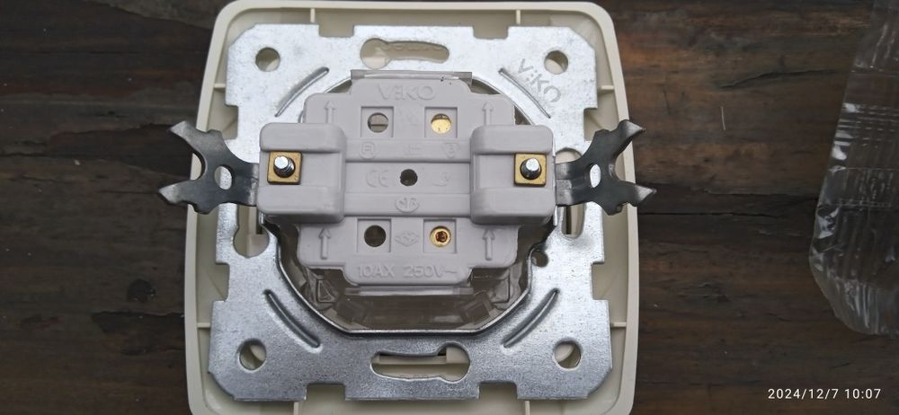 Выключатели VIKO одноклавишные