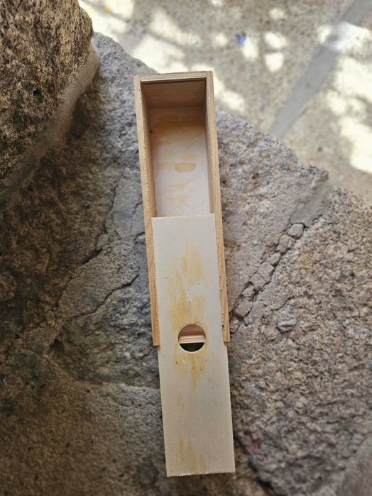 Caixa de madeira com porta deslizante. Ninho para pássaros