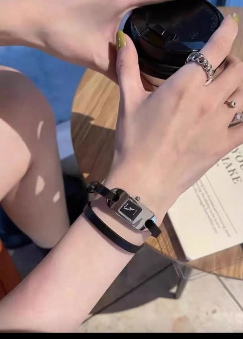 Кварцовий годинник з подвійним ремінцем