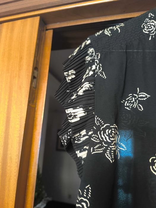 Blusa de manga curta preto e branco com mangas plissadas e decote em V da marca Polo - Ralph Lauren
