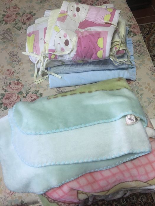 Cama de grades com colchão e roupa