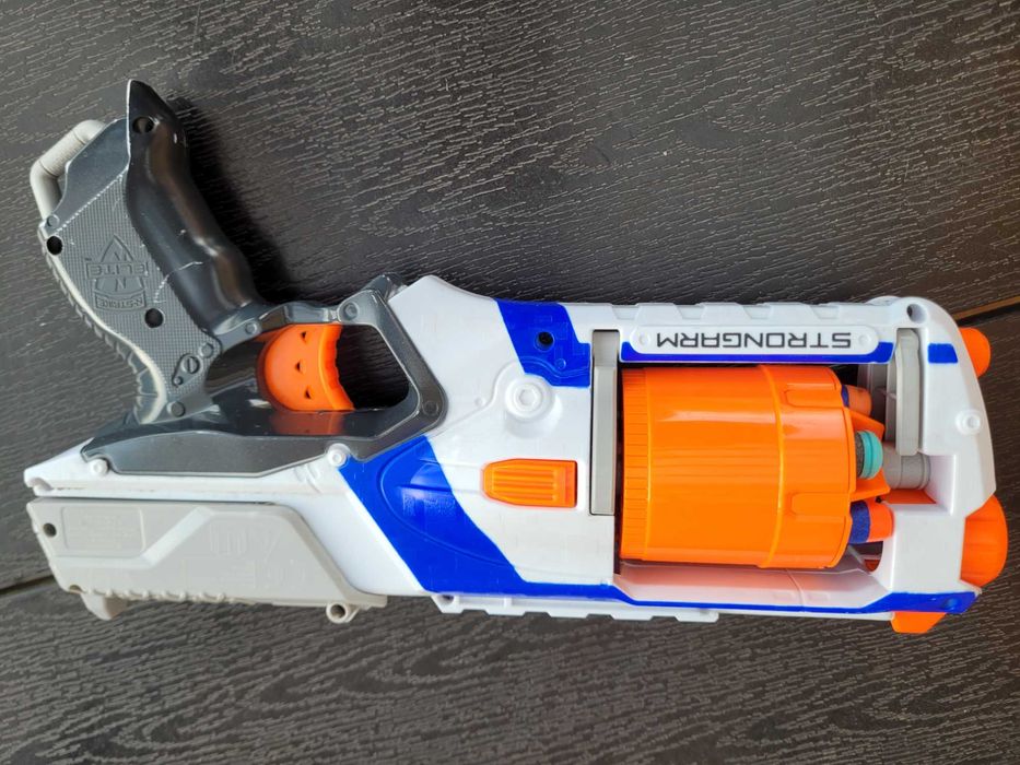 Nerf stringarm plus do niego kilka strzałek