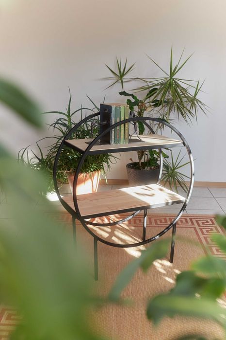 Nowoczesny stolik metalowy z drewnianymi półkami