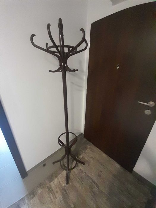 Wieszak drewniany stojący