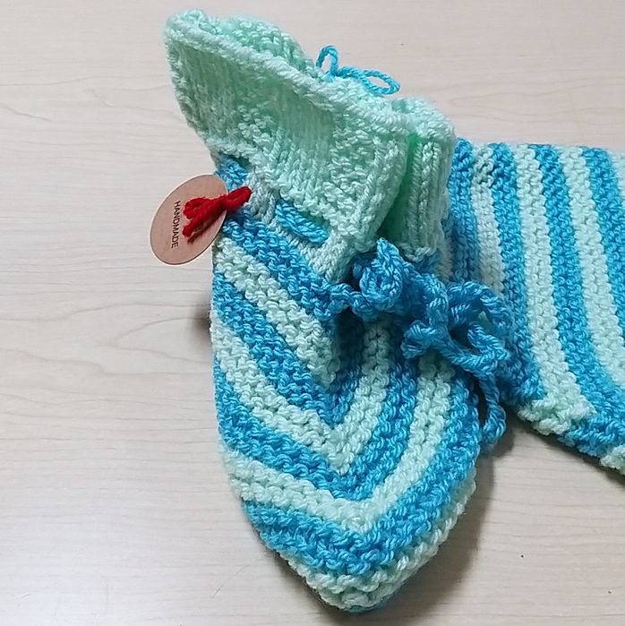 Botas às risquinhas azuis.