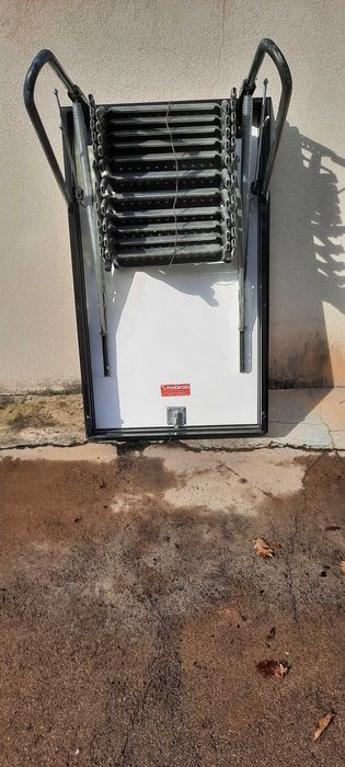 Escada para sótão retrátil manual