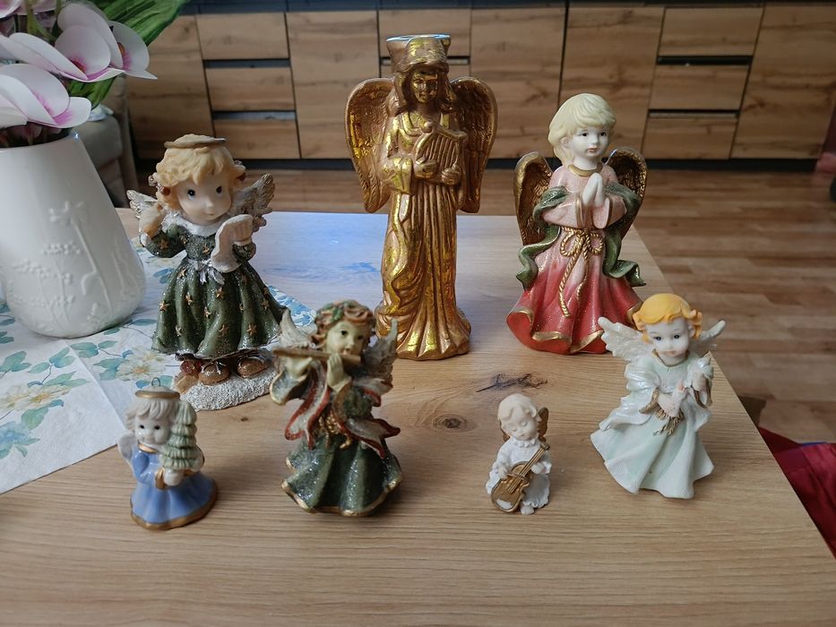 figurki Aniołki w zestawie rozlwneiz świecznik Aniołek