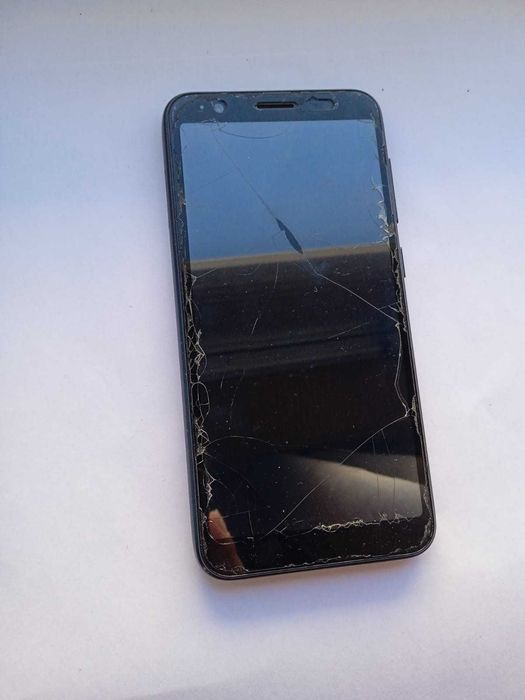 ASUS ZenFone Live L1 com Ecrã Rachado para Peças/Utilização