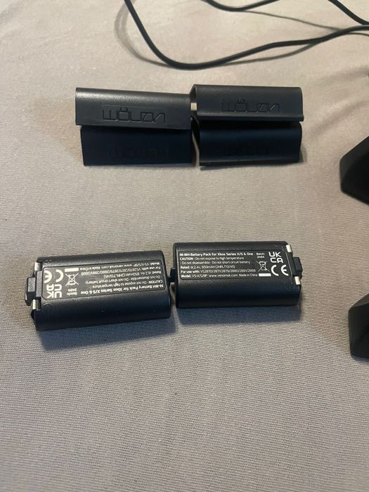 Podwójna stacja dokująca Venom do padów xbox + dwa akumulatory