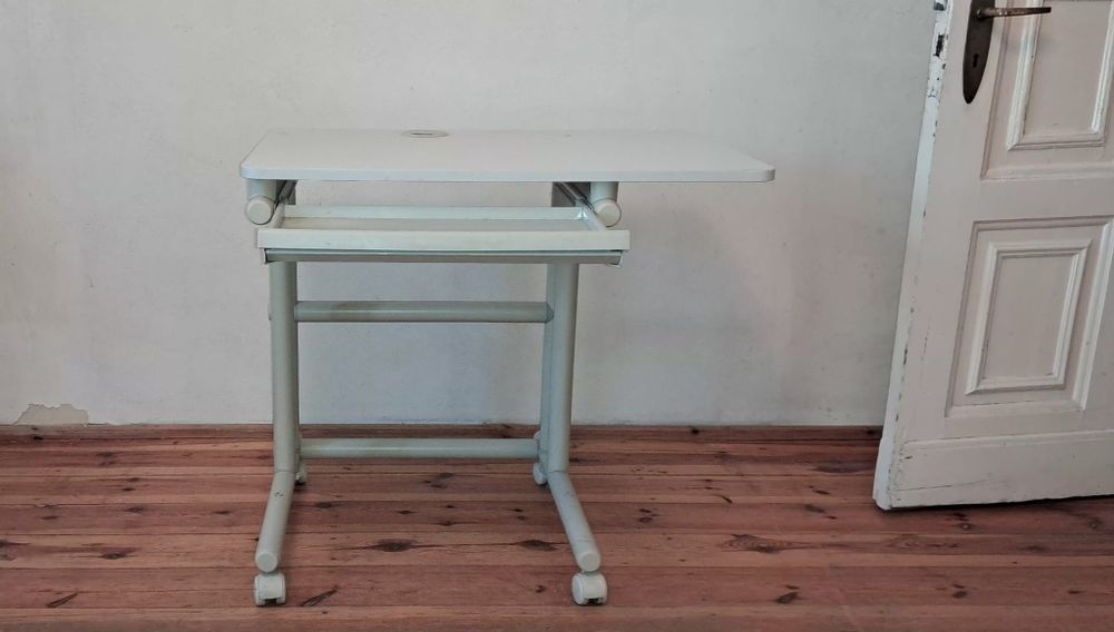 Funkcjonalne biurko.