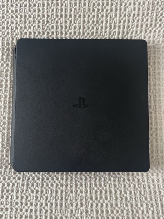 PlayStation 4 slim + dwa oryginalne kontrolery + cztery gry